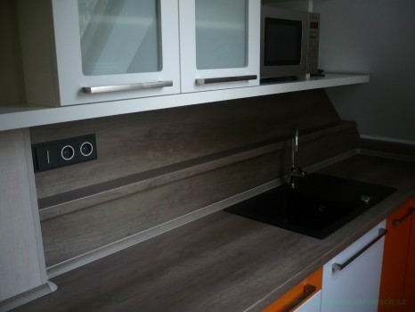 kuchyň podkroví detail obložení trámů